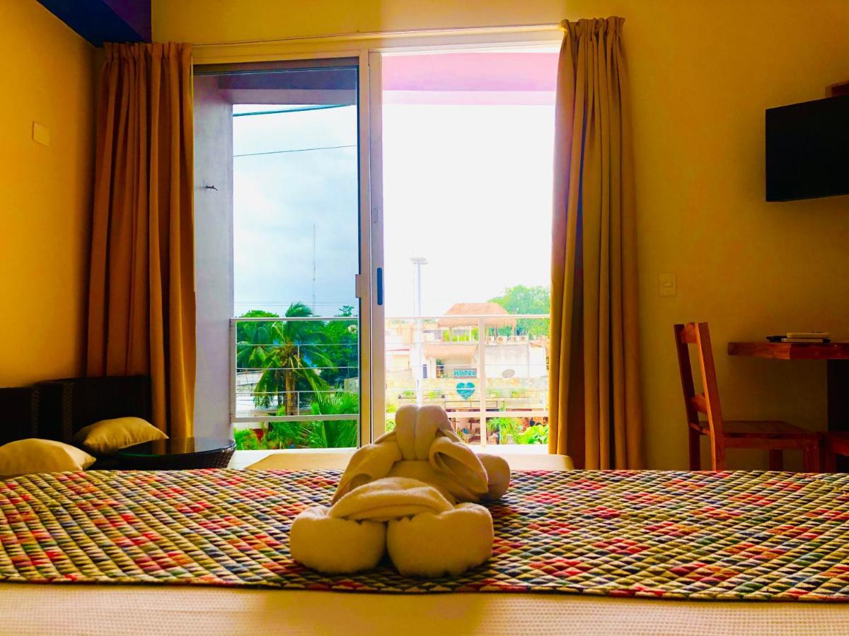 Habitación con cama extragrande y balcón