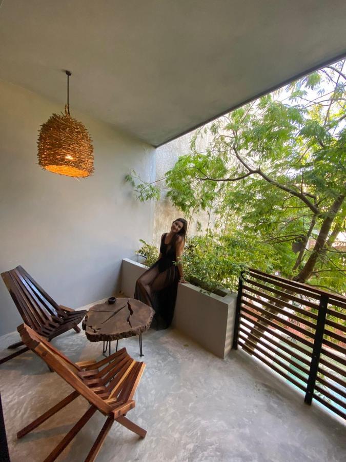 Suite Lit Queen-Size avec Balcon - Vue sur Piscine