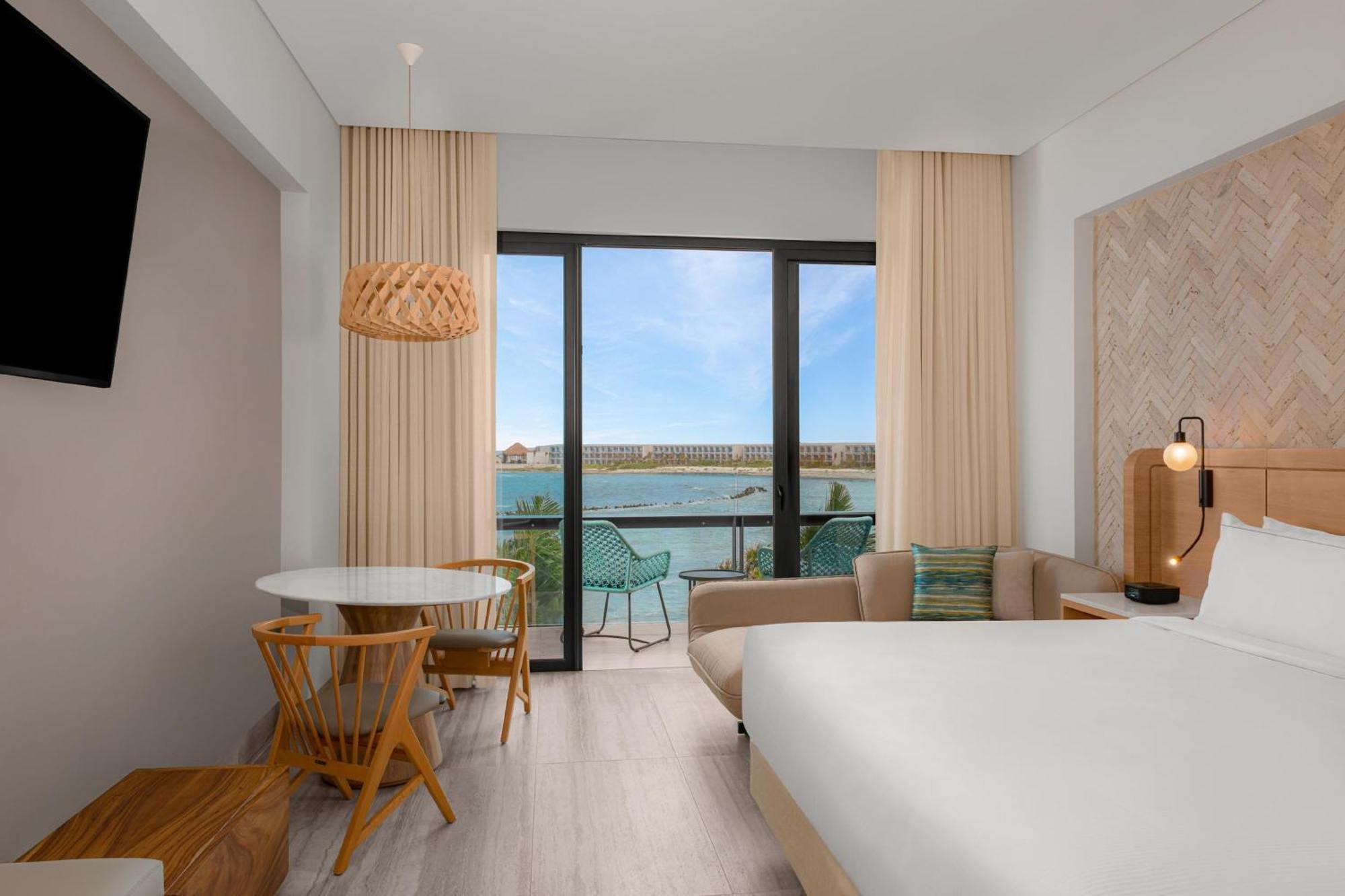 Habitación con cama extragrande y vistas al mar