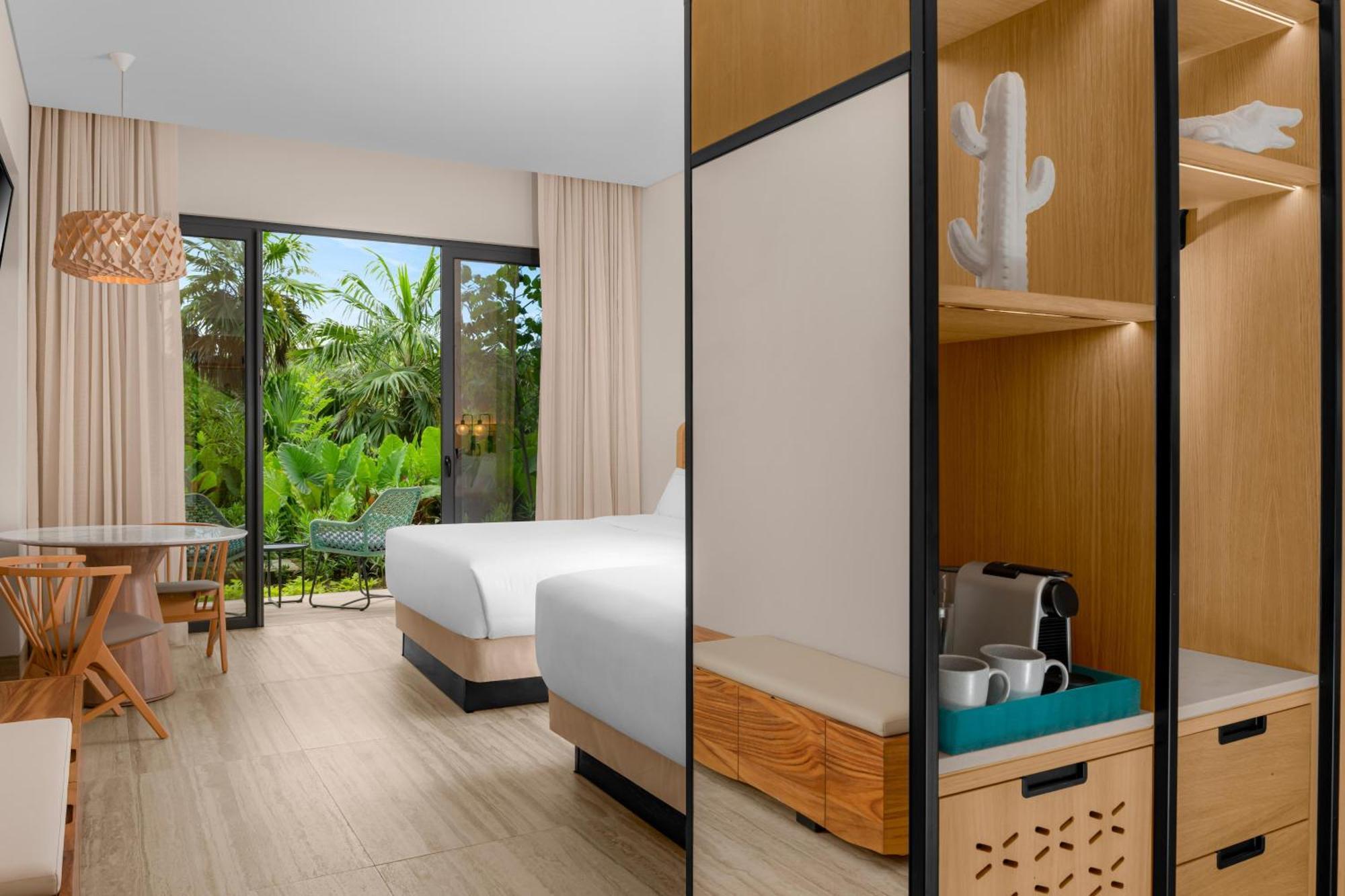Habitación con cama grande y vistas al complejo